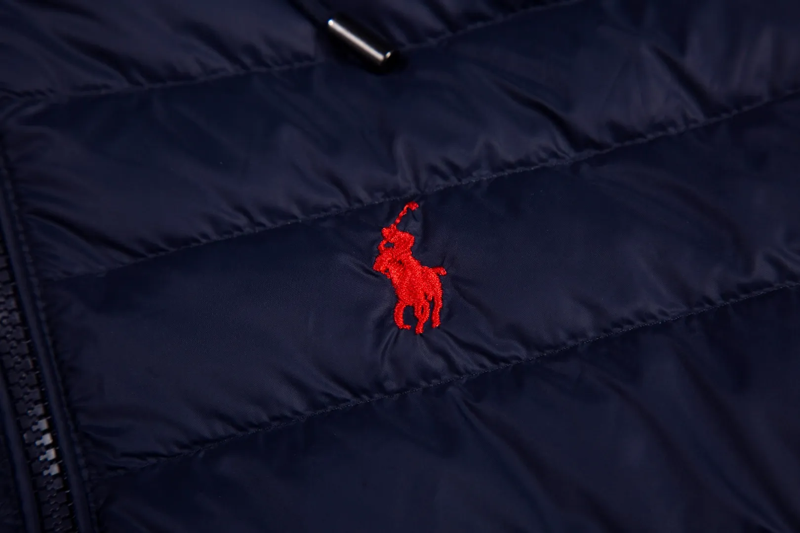 P560 White background picture [Popular in winter] Style number: 25115# Color: black/navy/grey apricot Size: S-XL - Ralph Lauren/Ralph Lauren 2025FW Winter popular half-covered high-collar hooded lightweight gall-free rib down jacket - the same as the original 400T gall-free nylon on the face Elastic hemming restraint Lightweight technological warmth - corn tooth high-quality resin zippers Large and small partition zippers Single version, single opening - ingenious restoration, full set of customized hardware and accessories, all details processed 100% - RL Ralph Lauren classic light rib down jacket. With the blessing of 25 years of rib fire, it firmly sits in the C position of this autumn and winter wardrobe. It has a light and fluffy touch. There is almost no burden on the upper body. One piece for winter in the south. It can be used as an inner layer in the north. The hood/hem can be flexibly adjusted for tightness. It can be worn for daily commuting or light outdoor scenes while keeping warm. It can also present a smart and lightweight style and texture. Regular fit. Genderless upper body. Highly recommended.